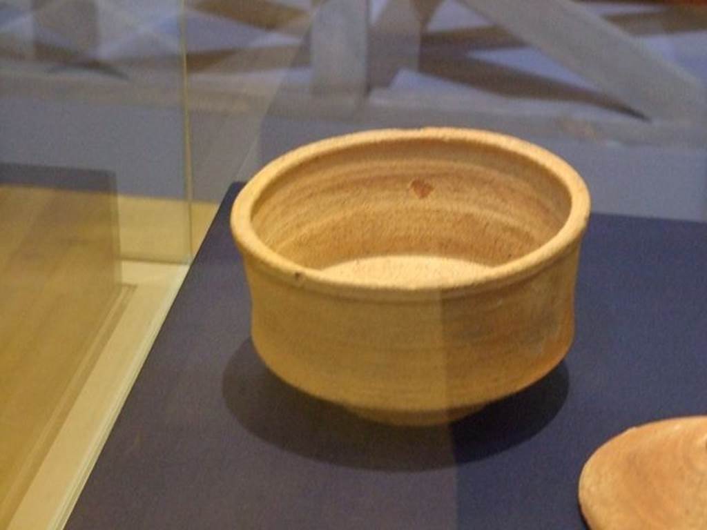 I.10.4 Pompeii. Ceramic bowl. SAP 4570. Photographed at “A Day in Pompeii” exhibition at Melbourne Museum. September 2009.