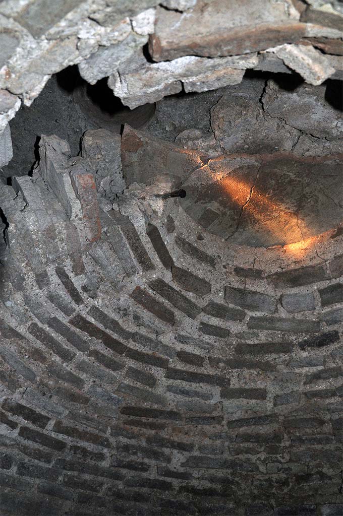 Fig. 3 – Pompéi, Casa del Menandro – Détail de l’intérieur de la coupole du four.
Une fiche en fer est plantée dans le mortier quelques centimètres en dessous d’un couvercle de dolium en remploi.
Cliché : A. Coutelas / EFR. Utilisation soumise à CC-BY-NC-SA 4.0