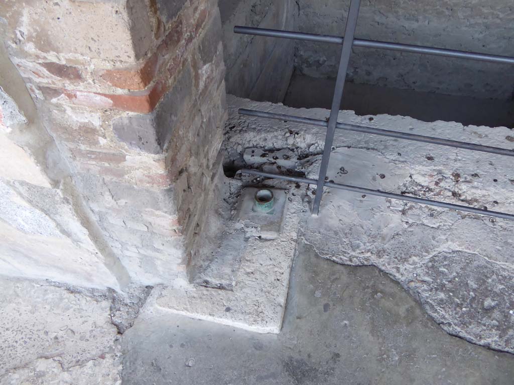 I.10.4 Pompeii. September 2017. Room 18, detail from threshold on north side of doorway.
Foto Annette Haug, ERC Grant 681269 DÉCOR.