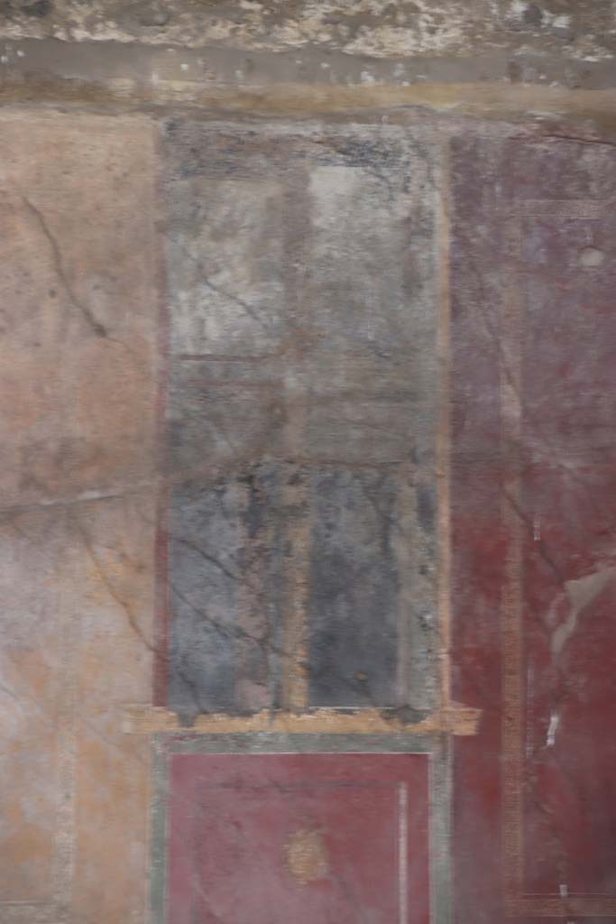 I.10.4 Pompeii. September 2021.
Room 18, painted panel from south end of east wall. Photo courtesy of Klaus Heese.