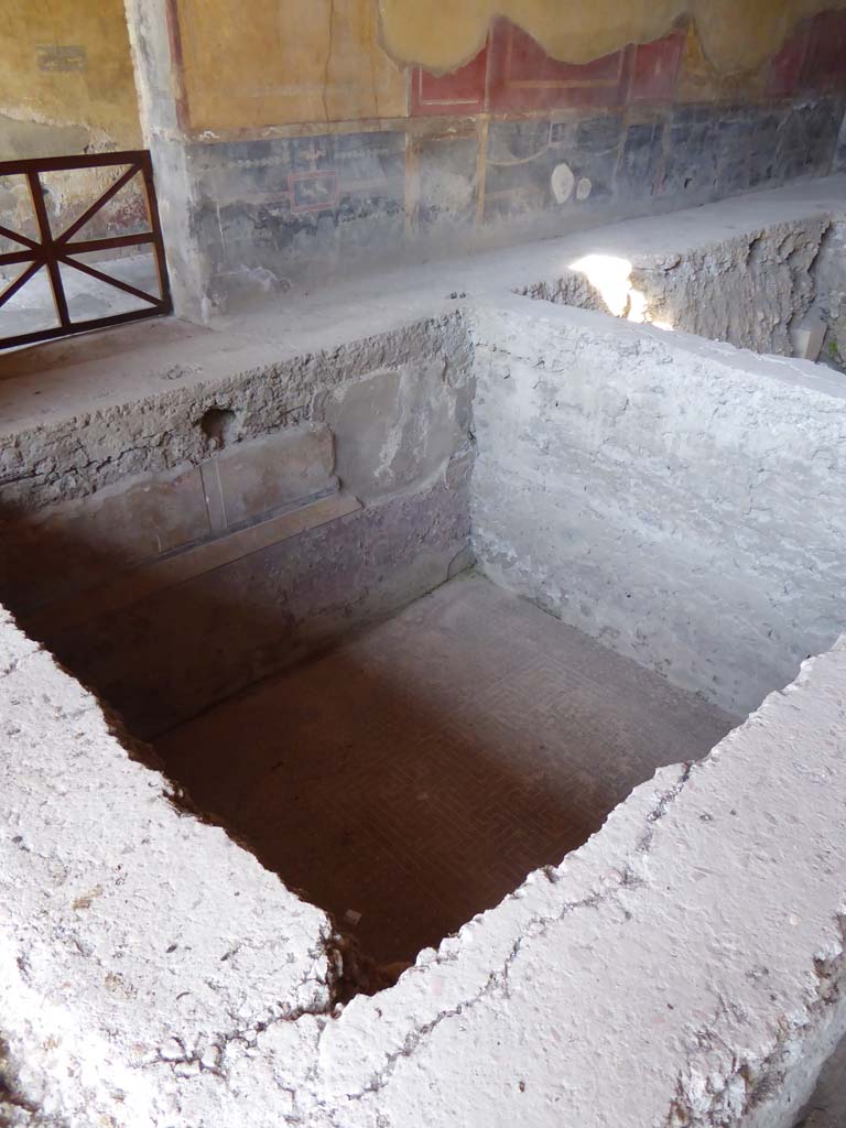 I.10.4 Pompeii. September 2018.
Room 18, north wall of upper room, with north-east corner of lower room.
Foto Annette Haug, ERC Grant 681269 DÉCOR.