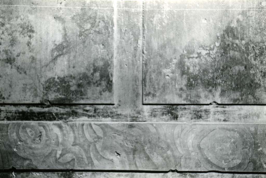 I.10.4 Pompeii. 1972. House of Menander, room under triclinium, detail of alabaster string course. Photo courtesy of Anne Laidlaw.
American Academy in Rome, Photographic Archive. Laidlaw collection _P_72_8_4.