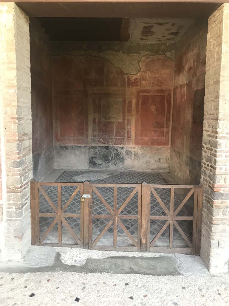 I.10.4 Pompeii. April 2019. Doorway to room 15 from east portico. Looking east.
Photo courtesy of Rick Bauer.