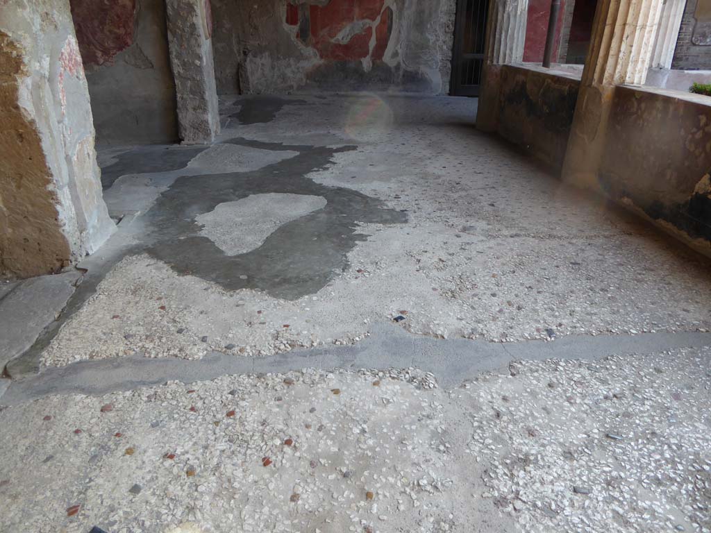 I.10.4 Pompeii. September 2017. North portico, looking east across flooring, from corridor 9, on left.
Foto Annette Haug, ERC Grant 681269 DÉCOR.