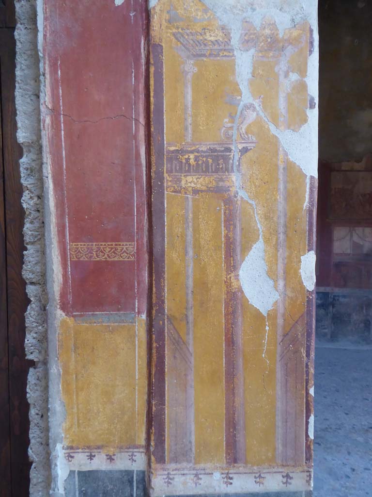 I.10.4 Pompeii. September 2017. Detail of painted pilaster on east wall of atrium between rooms 3 and 4.
Foto Annette Haug, ERC Grant 681269 DÉCOR.