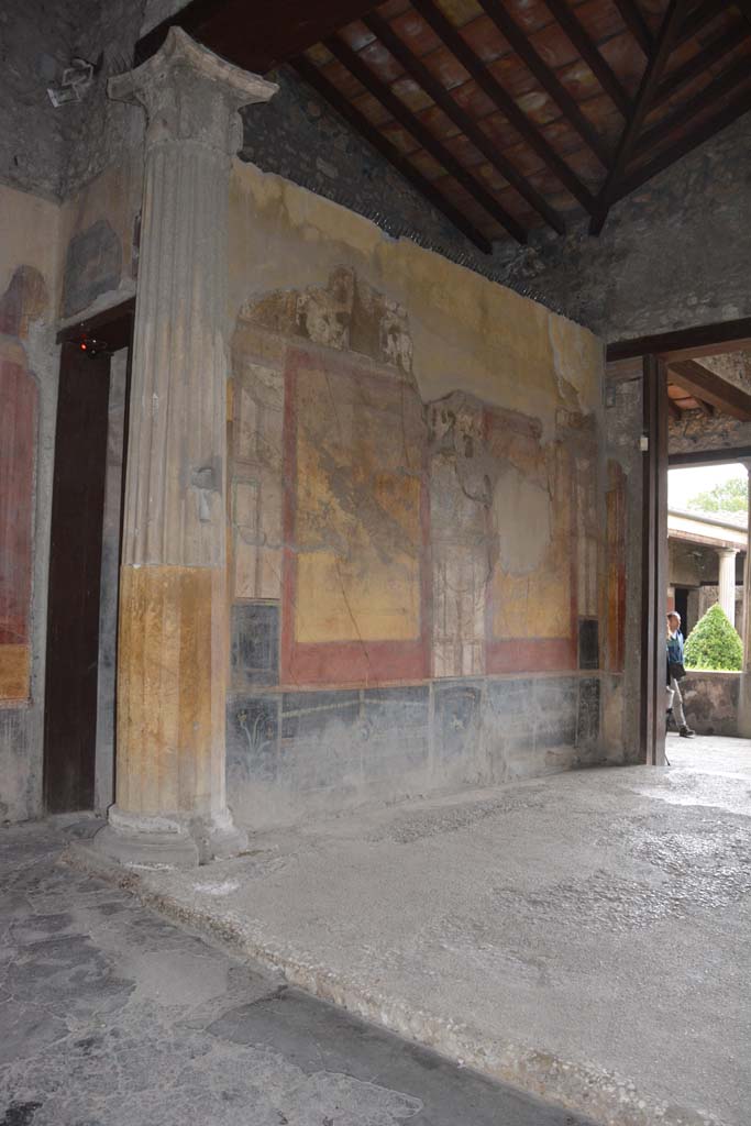 I.10.4 Pompeii. October 2017.
Room 8, looking towards east wall of tablinum from atrium, with corridor 9, on left.
Foto Annette Haug, ERC Grant 681269 DÉCOR.