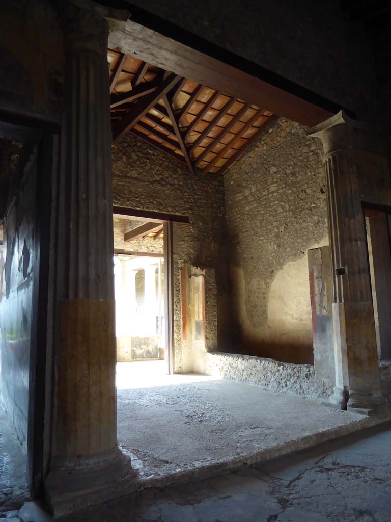 I.10.4 Pompeii. September 2017. Room 8, looking west across tablinum from atrium.
Foto Annette Haug, ERC Grant 681269 DÉCOR.