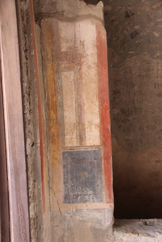 I.10.4 Pompeii. September 2021.
Room 8, detail from south end of window in west wall of tablinum. Photo courtesy of Klaus Heese.