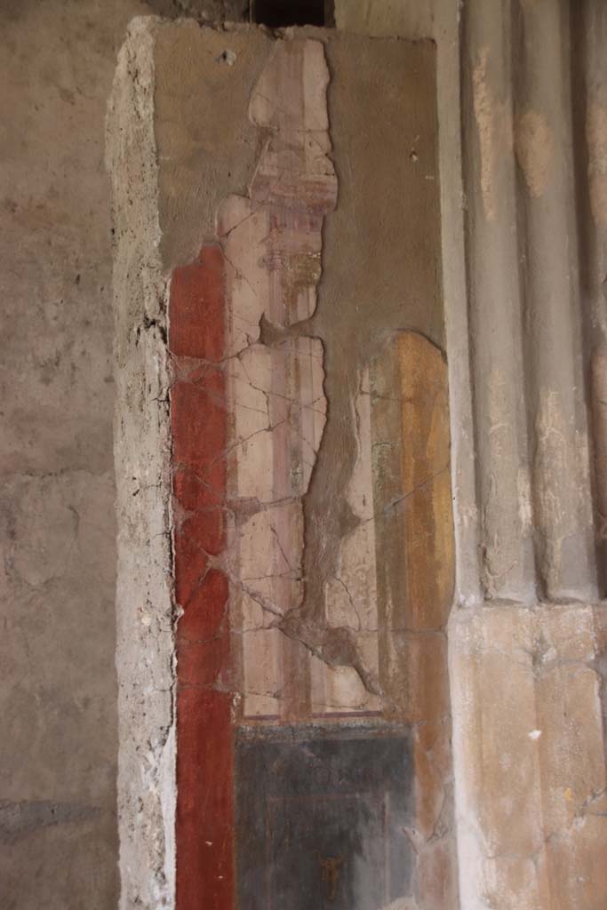 I.10.4 Pompeii. September 2021.
Room 8, detail from north end of window in west wall of tablinum. Photo courtesy of Klaus Heese.