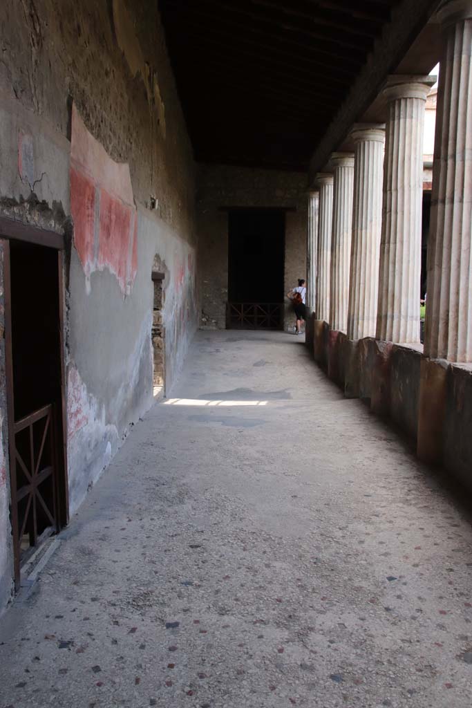 I.10.4 Pompeii. September 2021.
Looking north from west portico towards doorway to room 11, in centre. Photo courtesy of Klaus Heese.