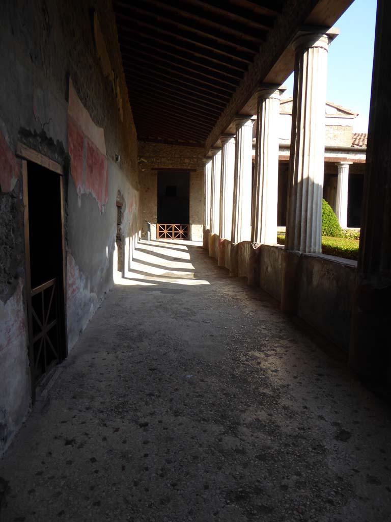 I.10.4 Pompeii. September 2017. Looking north along west portico towards doorway to room 11.
Foto Annette Haug, ERC Grant 681269 DÉCOR.