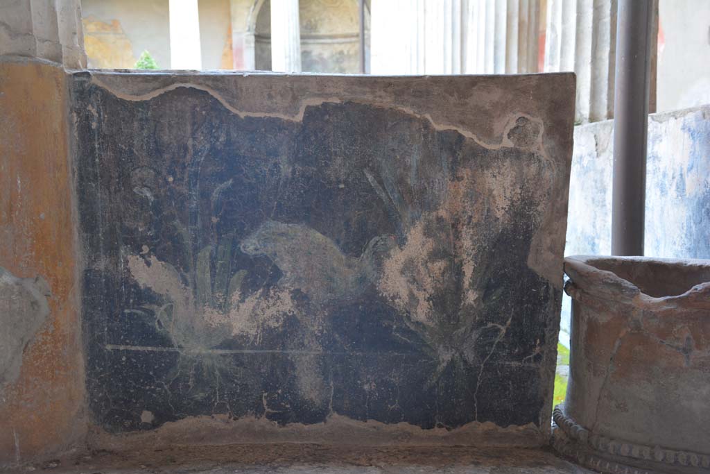 I.10.4 Pompeii. March 2019. Painted pluteus and terracotta puteal on west side of north portico.
Foto Annette Haug, ERC Grant 681269 DÉCOR.