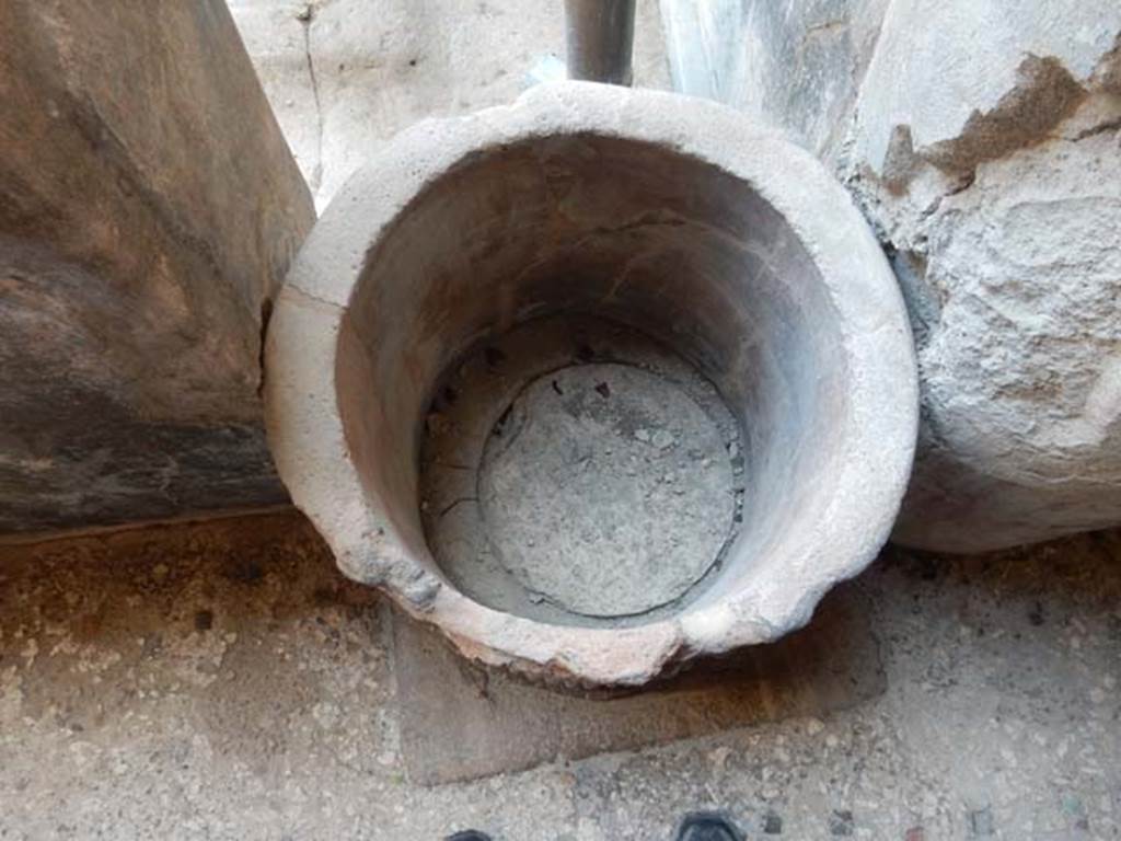 I.10.4 Pompeii. May 2017. Puteal on west side of north portico. Photo courtesy of Buzz Ferebee.