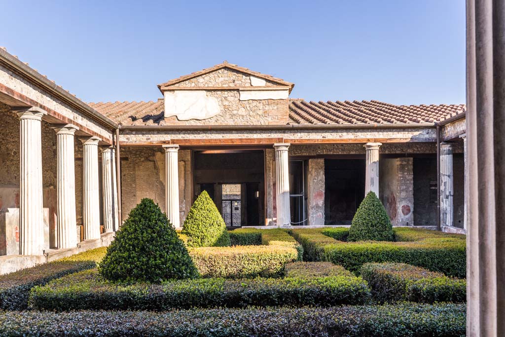 I.10.4 Pompeii. April 2022.
Looking north across peristyle garden towards atrium, from south-west portico. Photo courtesy of Johannes Eber.