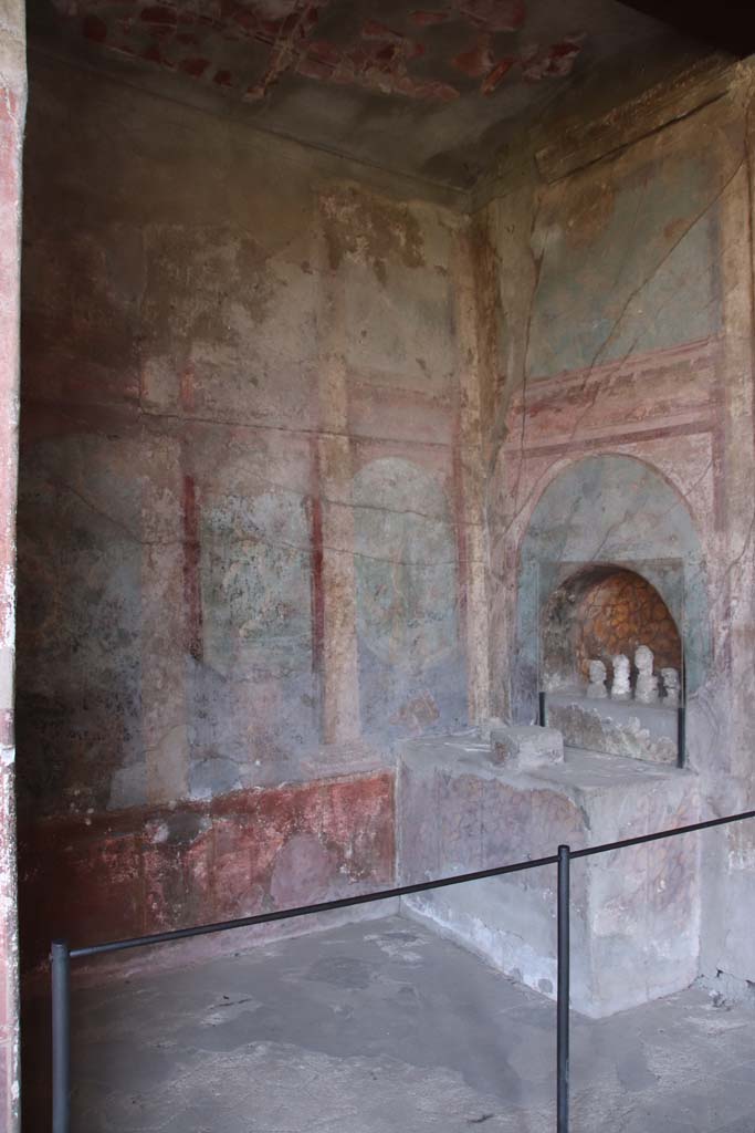 I.10.4 Pompeii. September 2021.
Area 25, south-west corner of peristyle, looking towards Sacrarium with built in altar and apsed niche.
Photo courtesy of Klaus Heese.