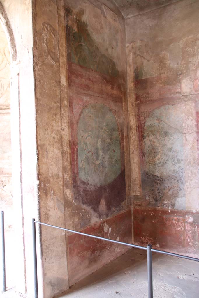 I.10.4 Pompeii. September 2021.
Alcove 25, looking towards east wall and south-east corner. Photo courtesy of Klaus Heese.