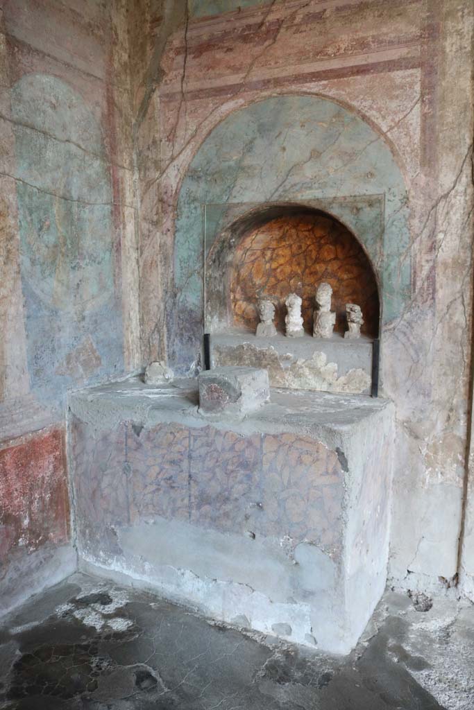 I.10.4 Pompeii. December 2018.
Alcove 25, altar to household gods against west wall. Photo courtesy of Aude Durand.