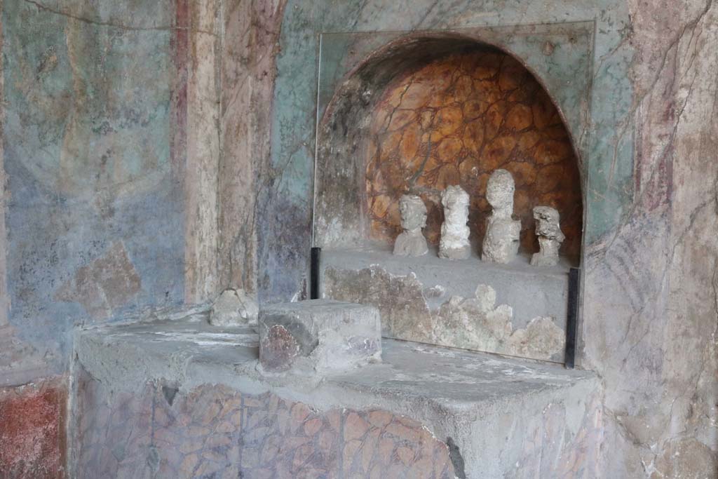 I.10.4 Pompeii. December 2018.
Alcove 25, lararium or domestic shrine in south-west corner of peristyle. Photo courtesy of Aude Durand.