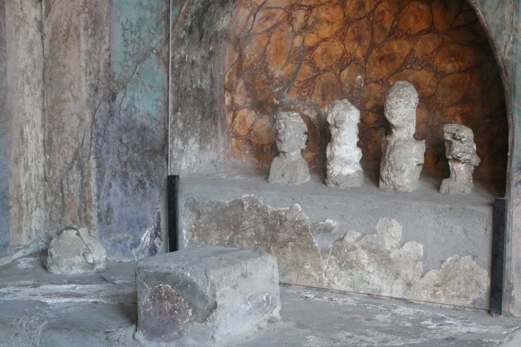 I.10.4 Pompeii. December 2018.
Alcove 25, lararium or domestic shrine. The busts are plaster cast taken from the cavities left by the original wooden busts.
Photo courtesy of Aude Durand.
