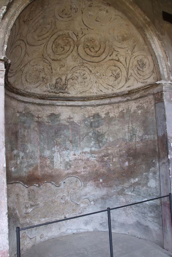 I.10.4 Pompeii. September 2021.
Alcove 24, stucco with painted plaster below. Photo courtesy of Klaus Heese.