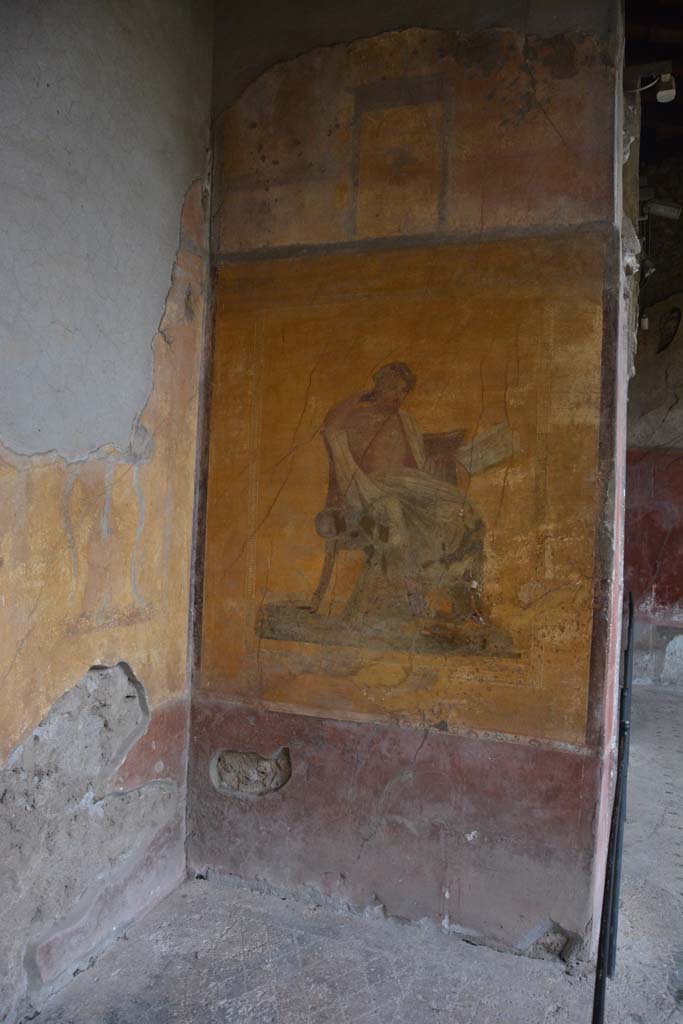 I.10.4 Pompeii. October 2017.
Alcove 23, south-west corner and west wall with wall painting of poet.
Foto Annette Haug, ERC Grant 681269 DÉCOR.