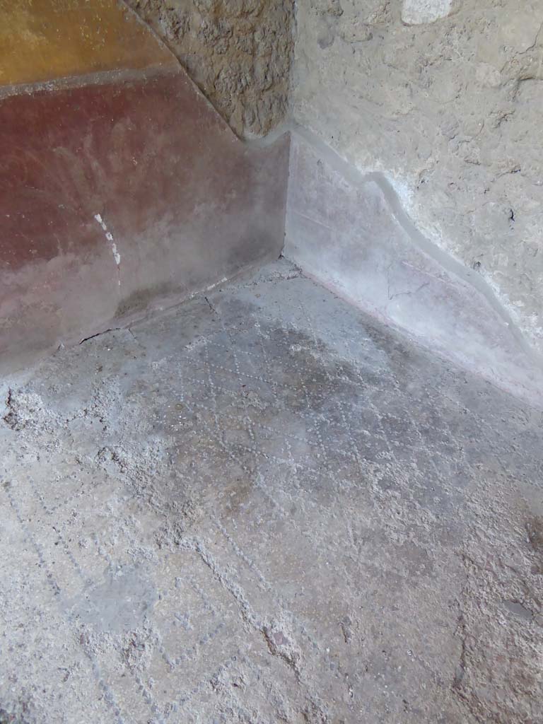 I.10.4 Pompeii. September 2018.
Alcove 23, looking towards red zoccolo with painted plant from lower east wall, and across flooring.
Foto Annette Haug, ERC Grant 681269 DÉCOR.