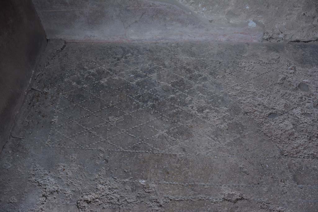I.10.4 Pompeii. October 2017. Alcove 23, detail of flooring at east end.
Foto Annette Haug, ERC Grant 681269 DÉCOR.