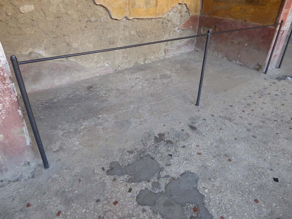 I.10.4 Pompeii. September 2017. Alcove 23, detail of flooring, looking south from south portico.
Foto Annette Haug, ERC Grant 681269 DÉCOR.