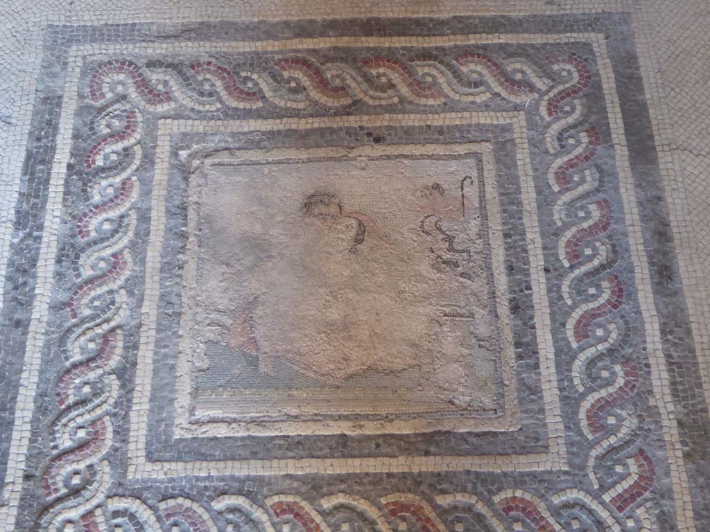I.10.4 Pompeii. September 2018. Room 21, mosaic emblema of satyr and maenad.
Foto Annette Haug, ERC Grant 681269 DÉCOR.