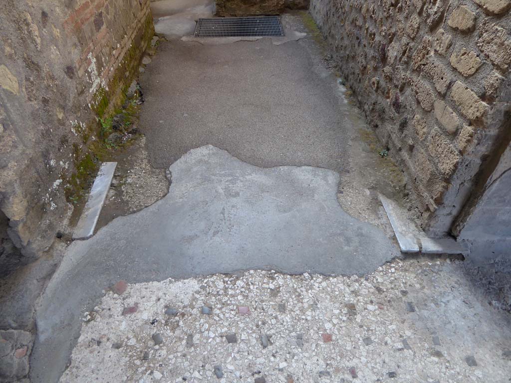 I.10.4 Pompeii. September 2017. Passageway P1/south-east corner of portico, looking south across flooring.
Foto Annette Haug, ERC Grant 681269 DÉCOR.