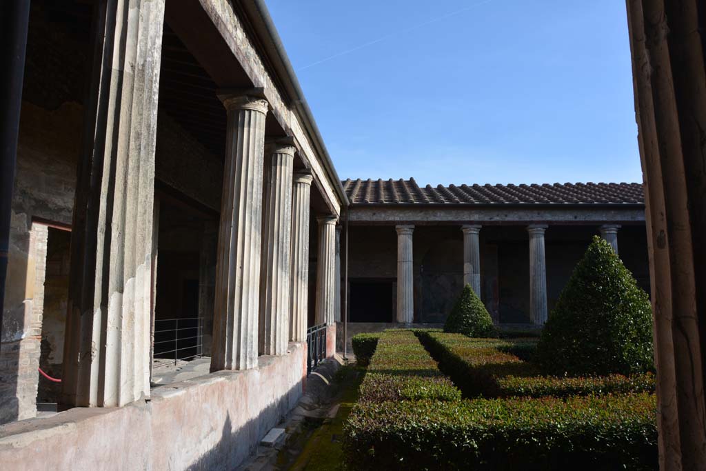 I.10.4 Pompeii. March 2019. Looking south along east side of peristyle garden.
Foto Annette Haug, ERC Grant 681269 DÉCOR.
