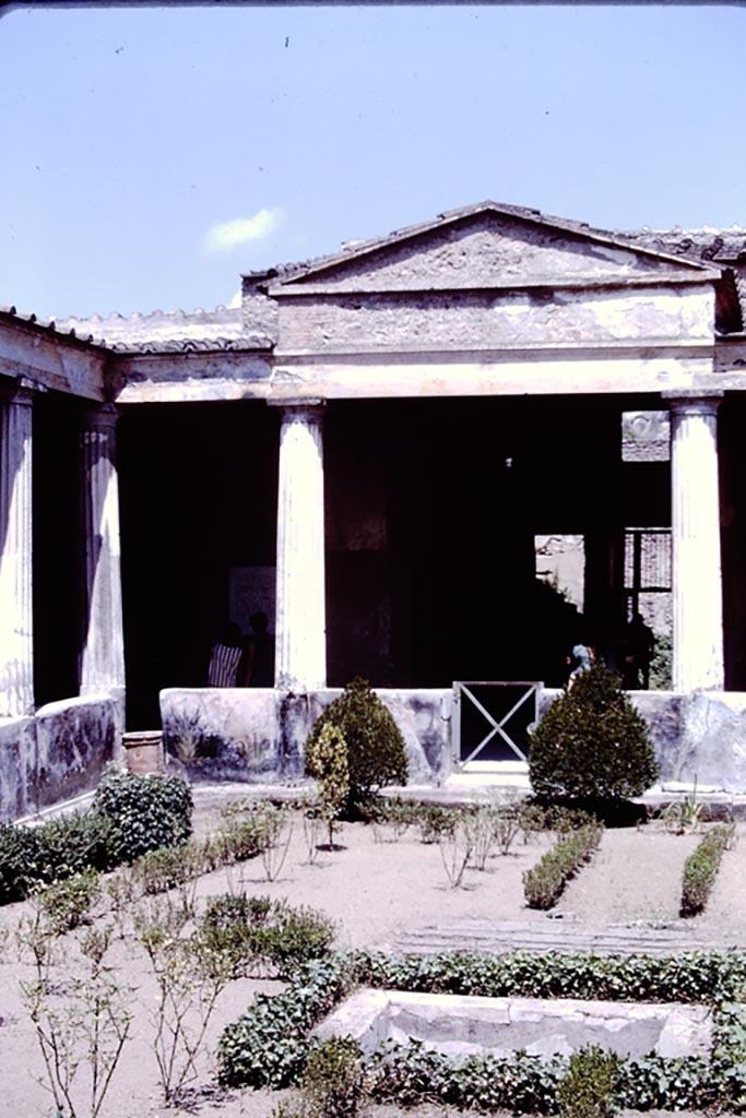 I.10.4 Pompeii. 1966.
North-west corner and north side of peristyle garden. Photo by Stanley A. Jashemski.
Source: The Wilhelmina and Stanley A. Jashemski archive in the University of Maryland Library, Special Collections (See collection page) and made available under the Creative Commons Attribution-Non-Commercial License v.4. See Licence and use details.
J66f0462