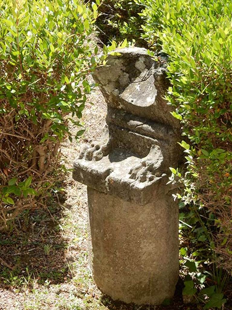 I.10.4 Pompeii. May 2017. Ornamental sundial in garden of peristyle.
Photo courtesy of Buzz Ferebee.