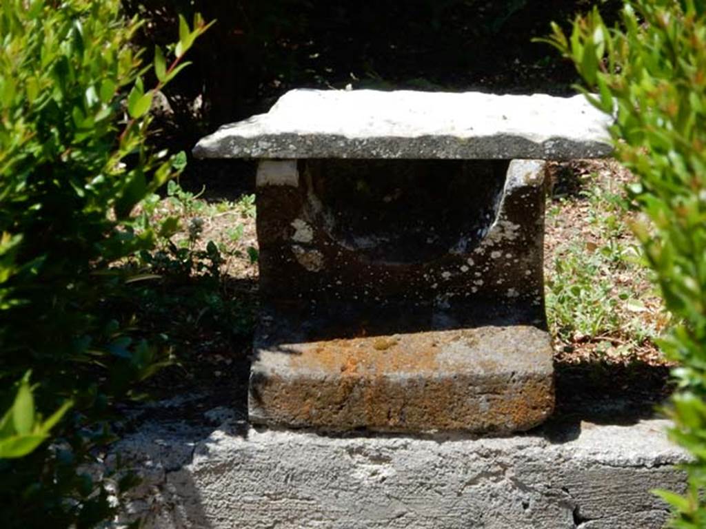 I.10.4 Pompeii. May 2017. Detail of sundial on edge of pool in garden. Photo courtesy of Buzz Ferebee.