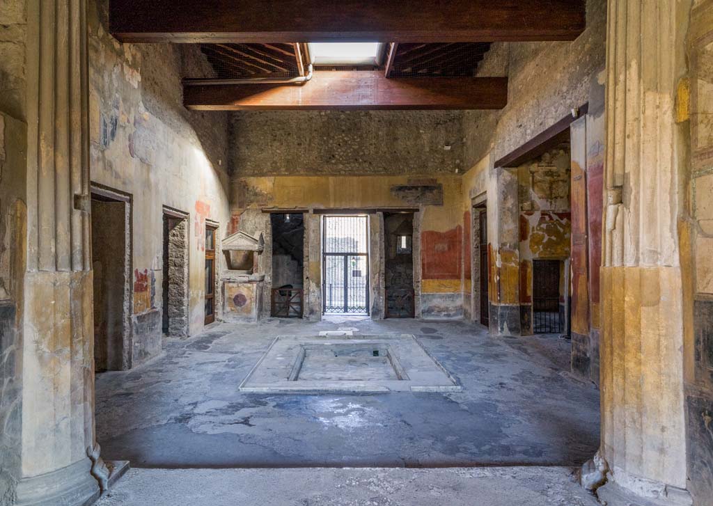 I.10.4 Pompeii. April 2022.
Room 8, looking north across atrium from tablinum towards entrance doorway. Photo courtesy of Johannes Eber.
