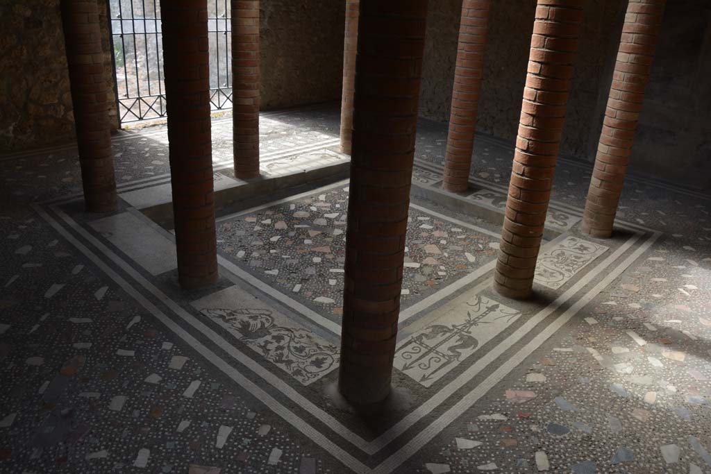 I.10.4 Pompeii. September 2019. Room 46, atrium and impluvium of baths’ area, with columns and ornate mosaics and random pattern flooring.
Foto Annette Haug, ERC Grant 681269 DÉCOR.