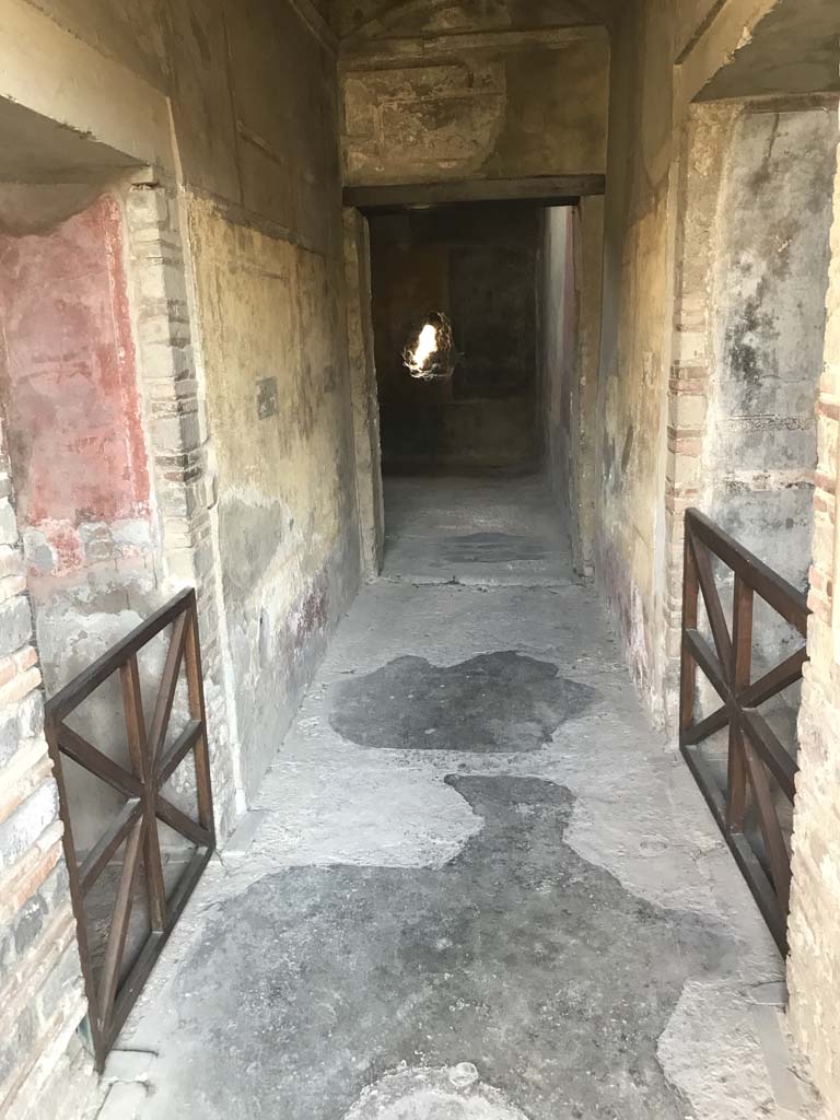 I.10.4 Pompeii. April 2019. Corridor 16, looking east to room 17. Photo courtesy of Rick Bauer.
The corridor has stucco decoration including a vaulted ceiling.