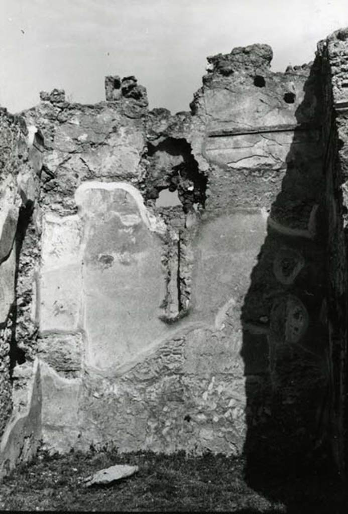 I.10.8 Pompeii. 1975. Domus and Textrina of Minucii Fuscus and Epaphra, exedra, back N wall. Photo courtesy of Anne Laidlaw.
American Academy in Rome, Photographic Archive. Laidlaw collection _P_75_5_21.