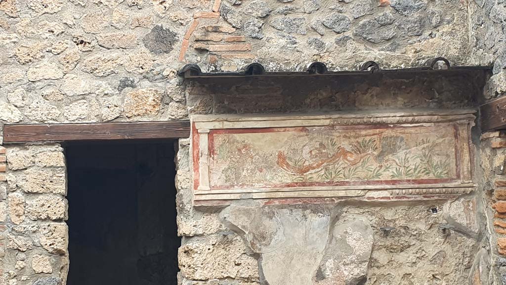 I.11.11 Pompeii. July 2021. North wall of bar-room with window and painted lararium.
Foto Annette Haug, ERC Grant 681269 DÉCOR.