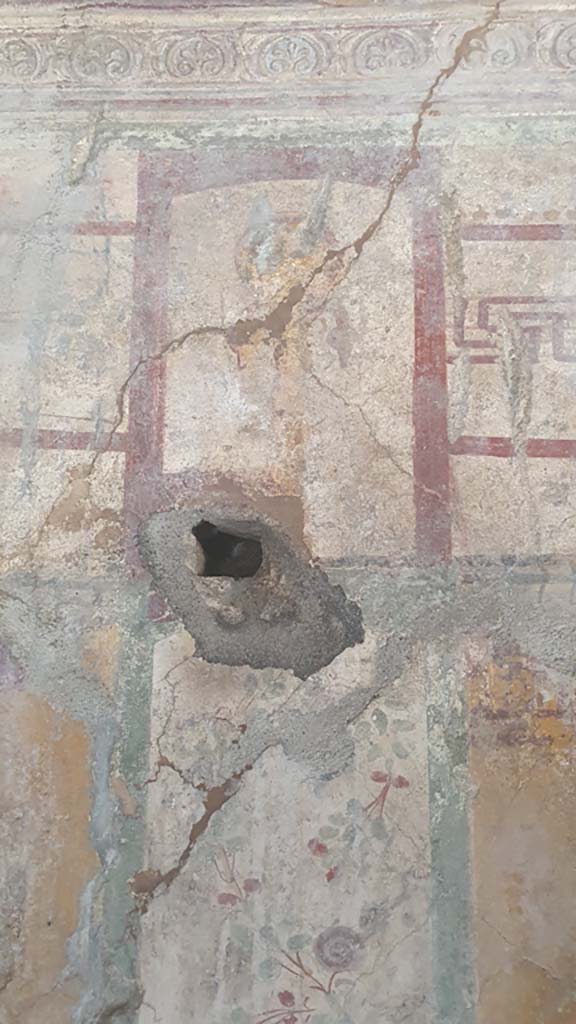 I.11.10 Pompeii. July 2021.
Detail of painted decoration from upper north wall at west end.
Foto Annette Haug, ERC Grant 681269 DÉCOR.