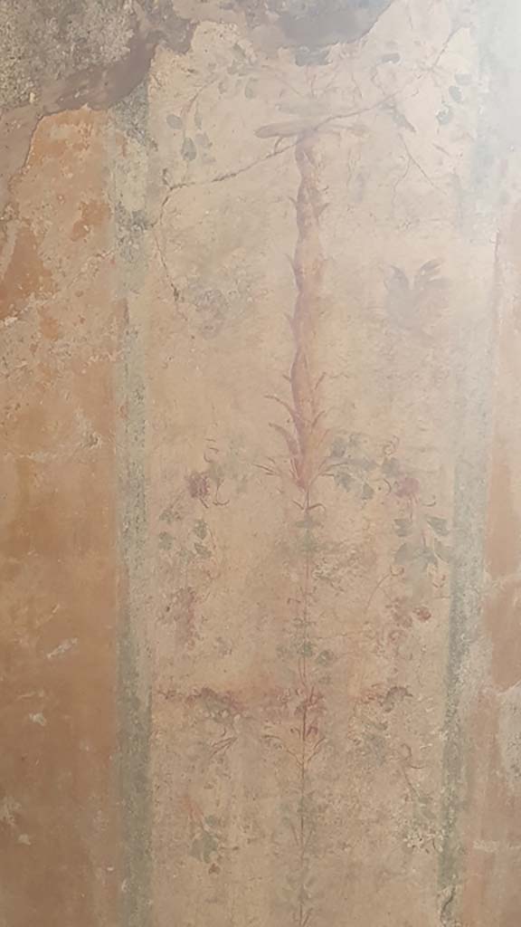 I.11.10 Pompeii. July 2021.
Detail of painted candelabra from east wall on north side of window.
Foto Annette Haug, ERC Grant 681269 DÉCOR.