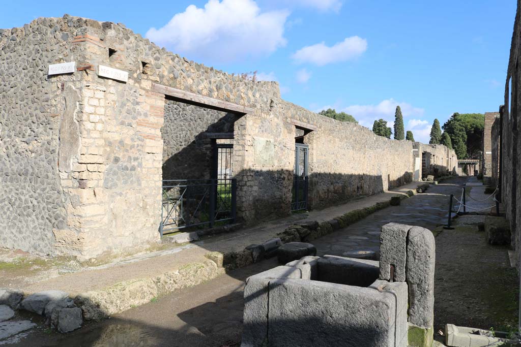I.11.11 Pompeii. December 2018.
Looking towards entrance doorways on north side of Via di Castricio, looking east. Photo courtesy of Aude Durand.