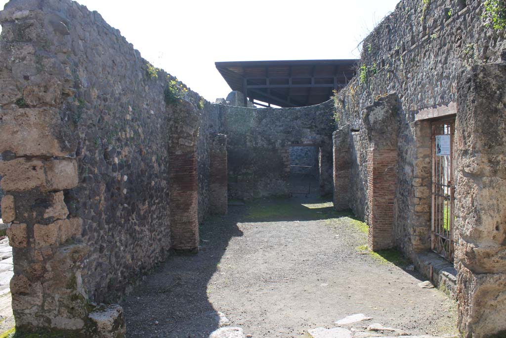 I.20.5 Pompeii. March 2014. Looking south to two rooms, with doorway to vineyard garden on right.
Foto Annette Haug, ERC Grant 681269 DÉCOR