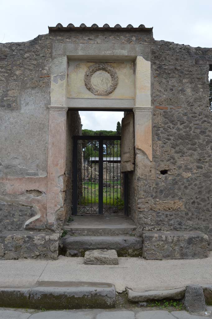 II.2.4 Pompeii. October 2017. Looking south towards entrance doorway.
Foto Taylor Lauritsen, ERC Grant 681269 DÉCOR.
