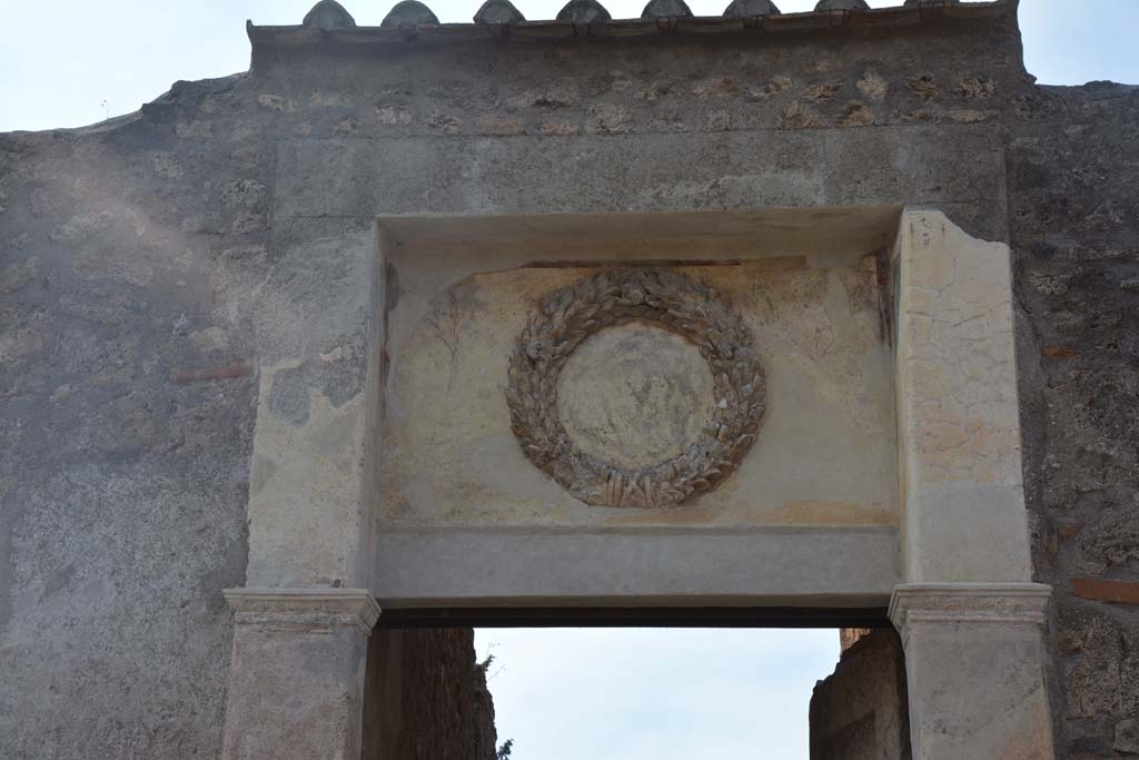 II.2.4 Pompeii. July 2017. Emblem decoration above entrance doorway
Foto Annette Haug, ERC Grant 681269 DÉCOR.
