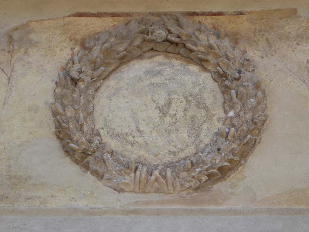 II.2.4 Pompeii. September 2017. Detail of emblem decoration above entrance doorway.
Foto Annette Haug, ERC Grant 681269 DÉCOR.

