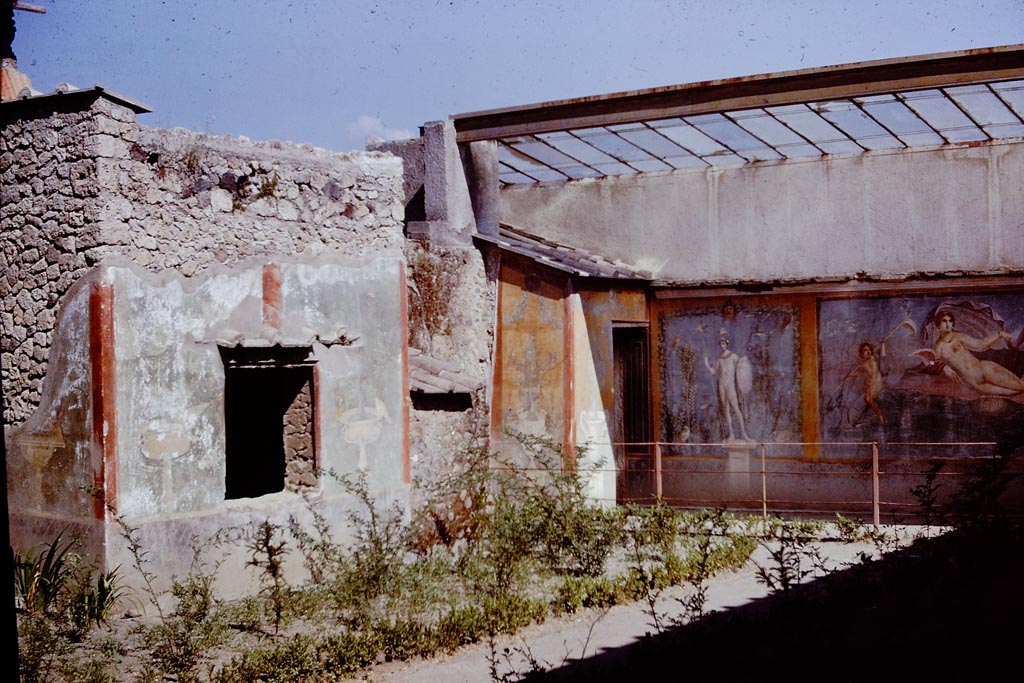 II.3.3 Pompeii. 1961.
Room 11, looking towards the south-east corner, with window and painted wall to room 10, on the left. Photo by Stanley A. Jashemski.
Source: The Wilhelmina and Stanley A. Jashemski archive in the University of Maryland Library, Special Collections (See collection page) and made available under the Creative Commons Attribution-Non Commercial License v.4. See Licence and use details.
J61f0759