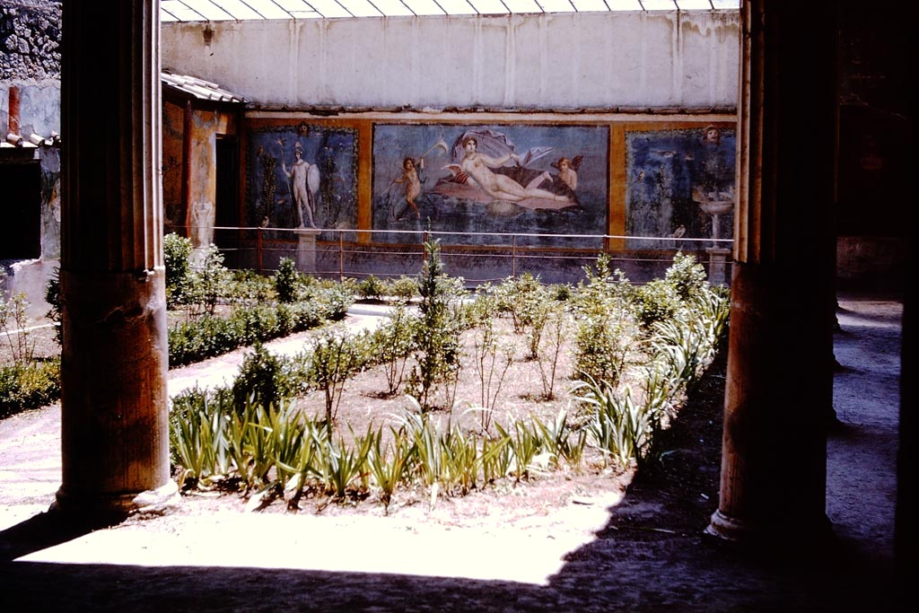 II.3.3 Pompeii. 1964. Room 11, looking south across garden area. Photo by Stanley A. Jashemski.
Source: The Wilhelmina and Stanley A. Jashemski archive in the University of Maryland Library, Special Collections (See collection page) and made available under the Creative Commons Attribution-Non-Commercial License v.4. See Licence and use details.
J64f1699