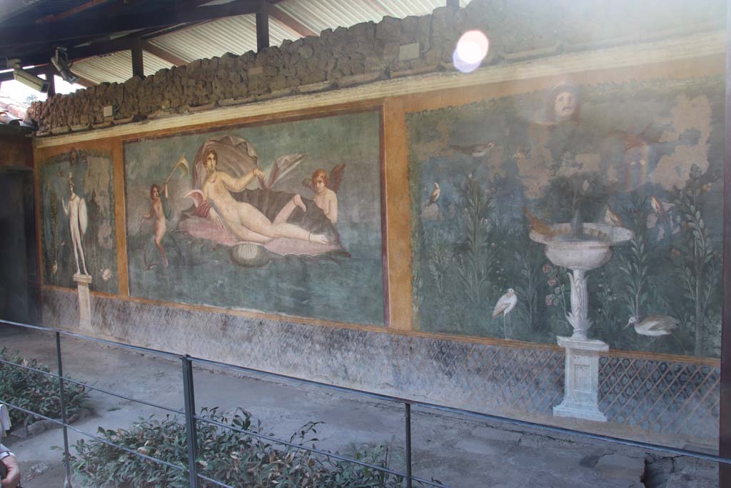 II.3.3 Pompeii. September 2017. Looking east along painted south wall, with fresco of Venus in the shell..
Photo courtesy of Klaus Heese.
