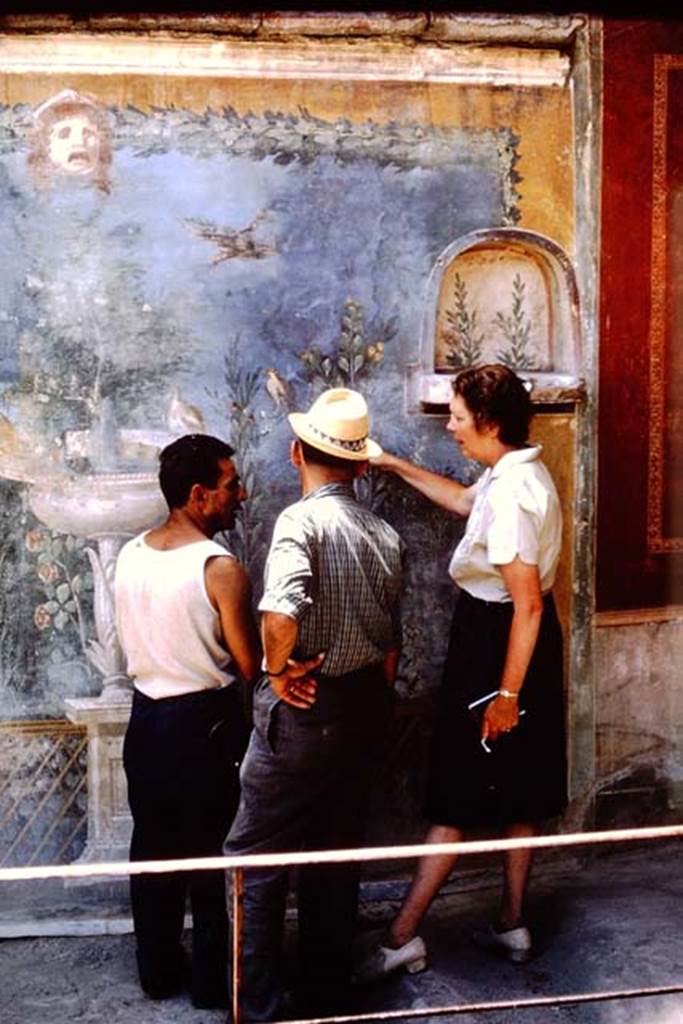 II.3.3 Pompeii. 1964. Wilhelmina and friends discussing the garden painting. Photo by Stanley A. Jashemski.
Source: The Wilhelmina and Stanley A. Jashemski archive in the University of Maryland Library, Special Collections (See collection page) and made available under the Creative Commons Attribution-Non Commercial License v.4. See Licence and use details.
J64f1703